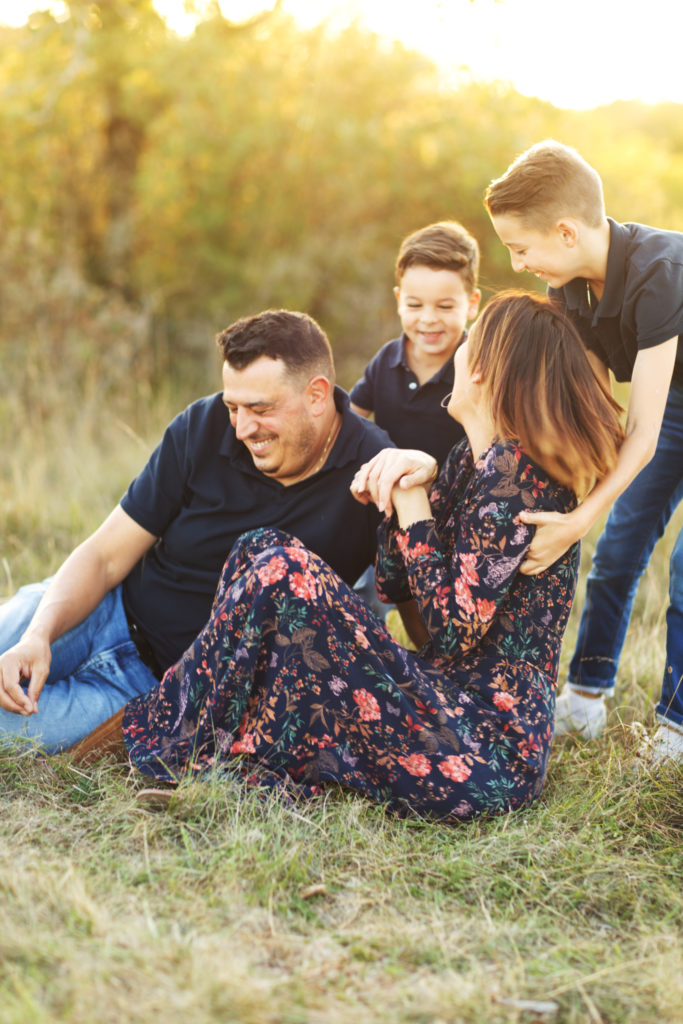 Moment complice en famille pendant une séance photo