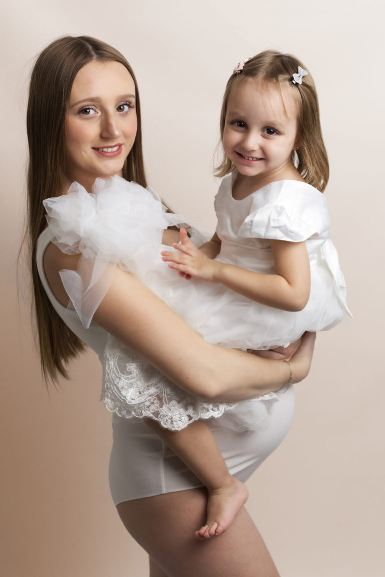 Portrait de grossesse avec enfant et future maman