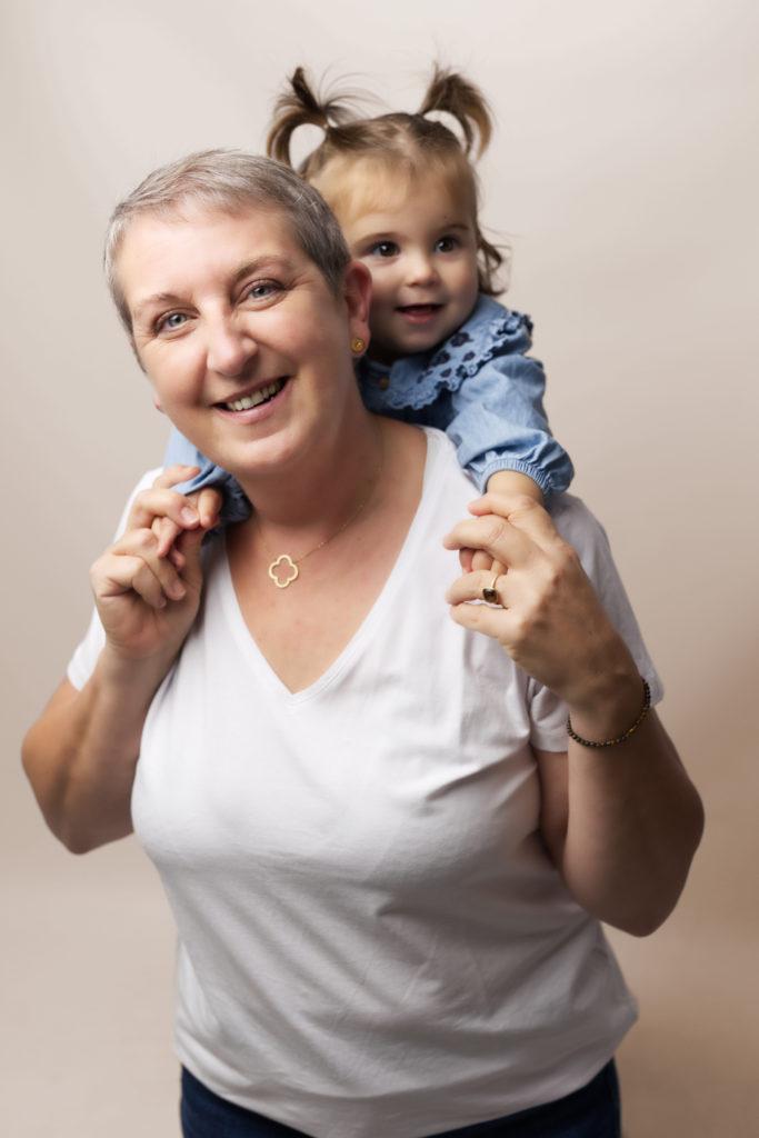 Mamie avec son bébé lors d'une séance photo à Rodez