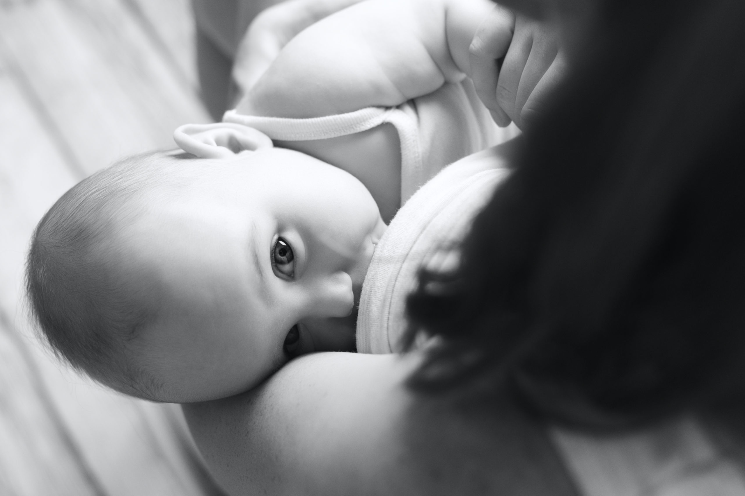 Maman qui allaite son bébé en studio