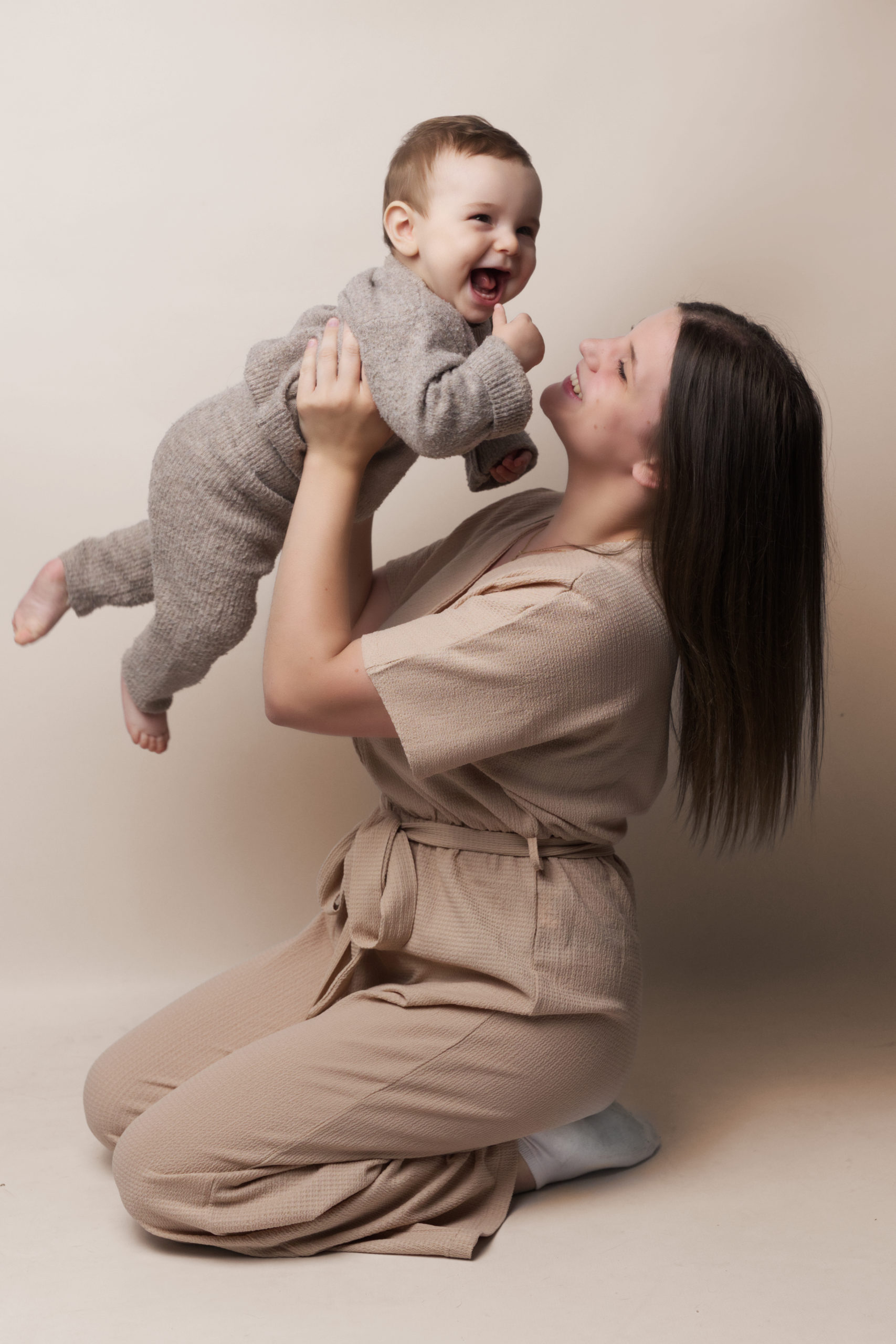 Maman avec son bébé lors d'une séance photo à Rodez