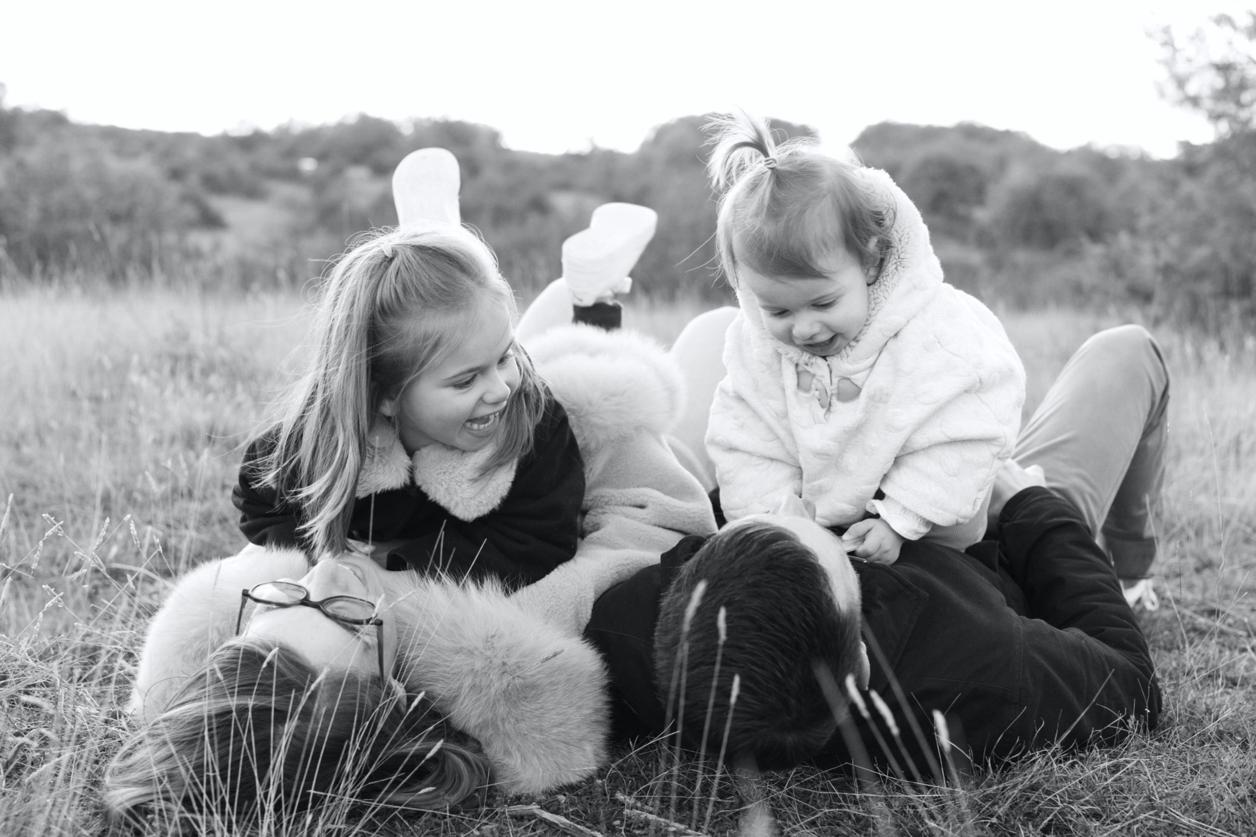 Famille réunie lors d'une séance photo en extérieur
