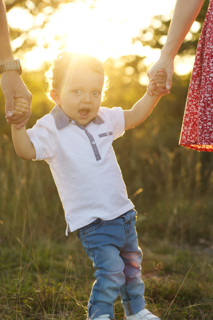 Portrait d'enfant en extérieur lors d'une séance photo à Rodez