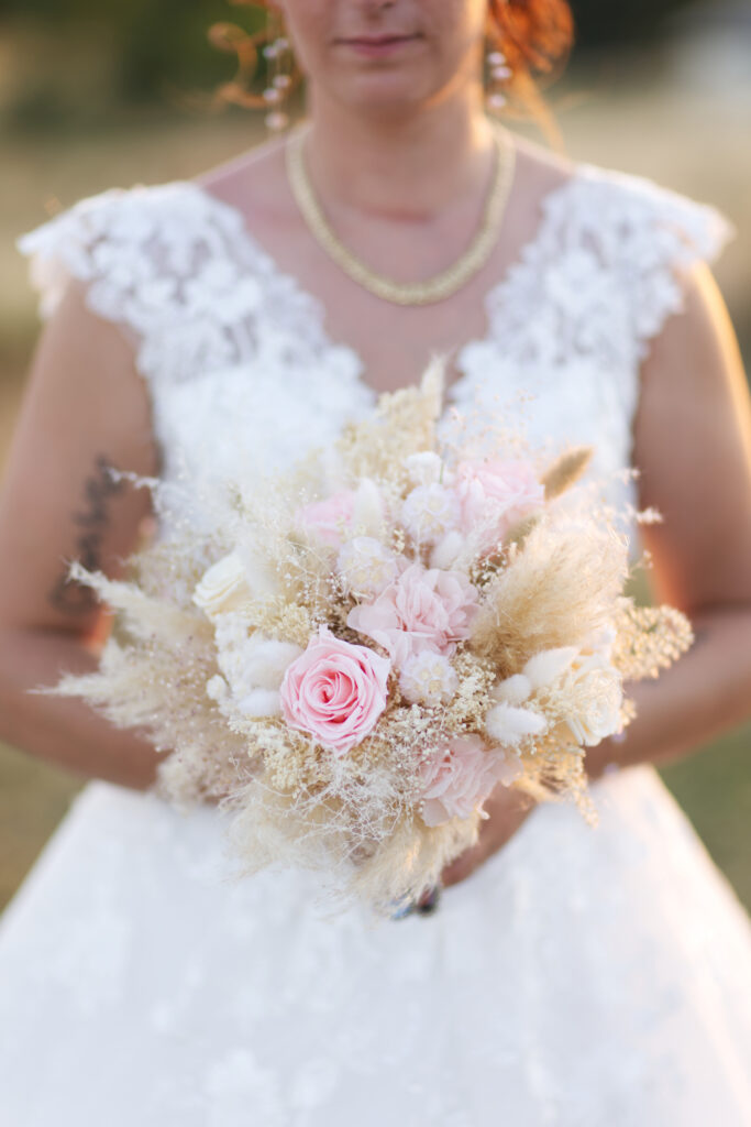 Robe de mariée, bouquet avant la cérémonie