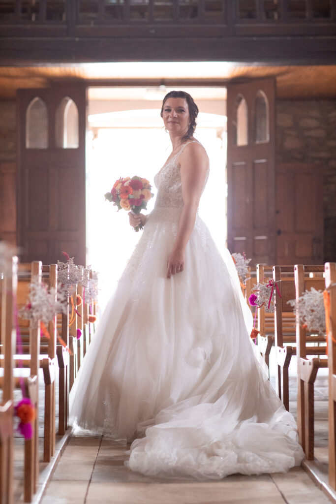Portrait de la mariée à l'église avant de sortir