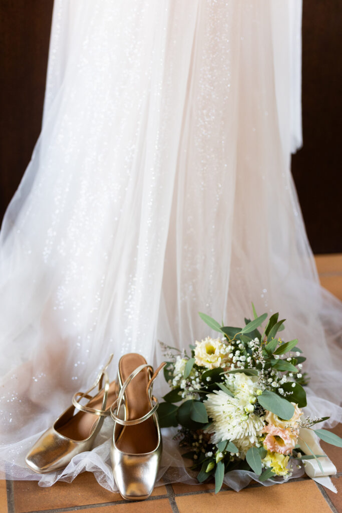 Robe de mariée, bouquet et chaussures avant la cérémonie