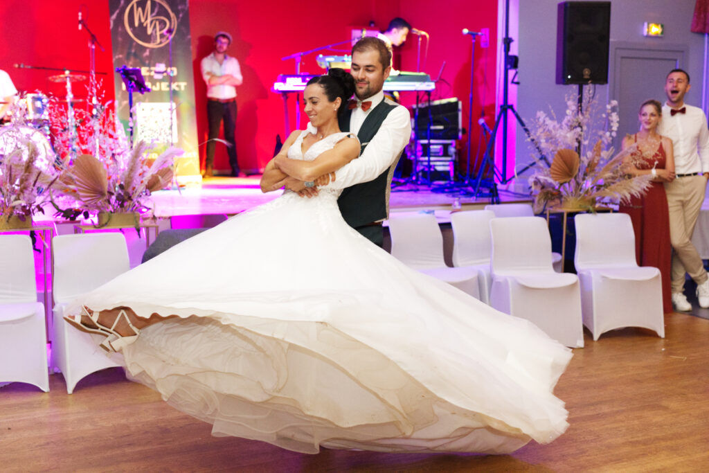 Mariés et invités sur la piste de danse