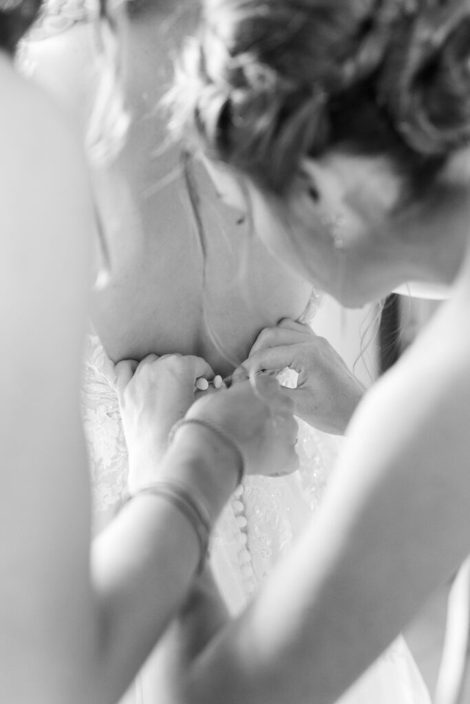 Mariée pendant ses préparatifs avant la cérémonie