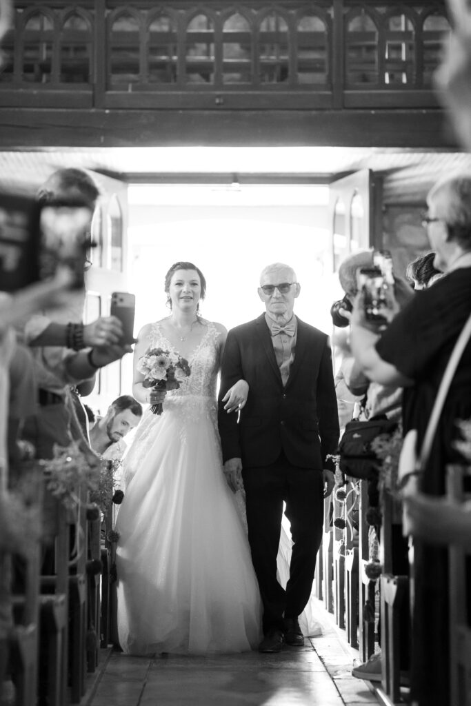 Entrée de la mariée a l'église avec son papa