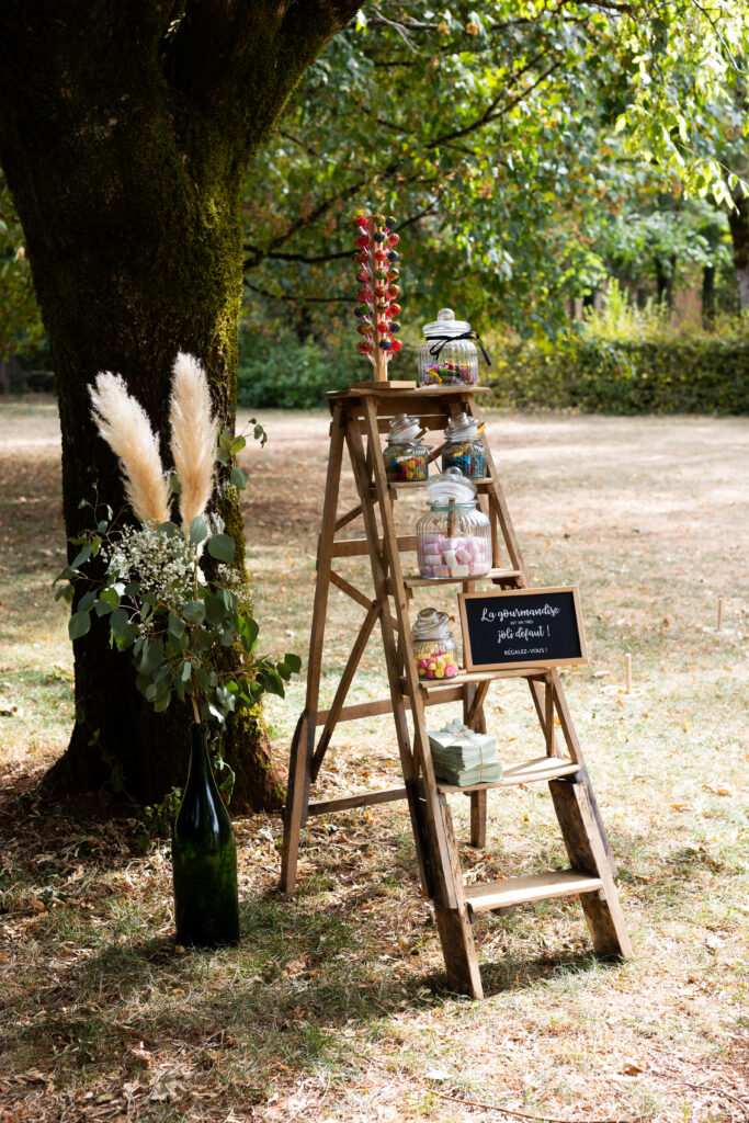 Décoration extérieure d'un mariage champêtre en Aveyron