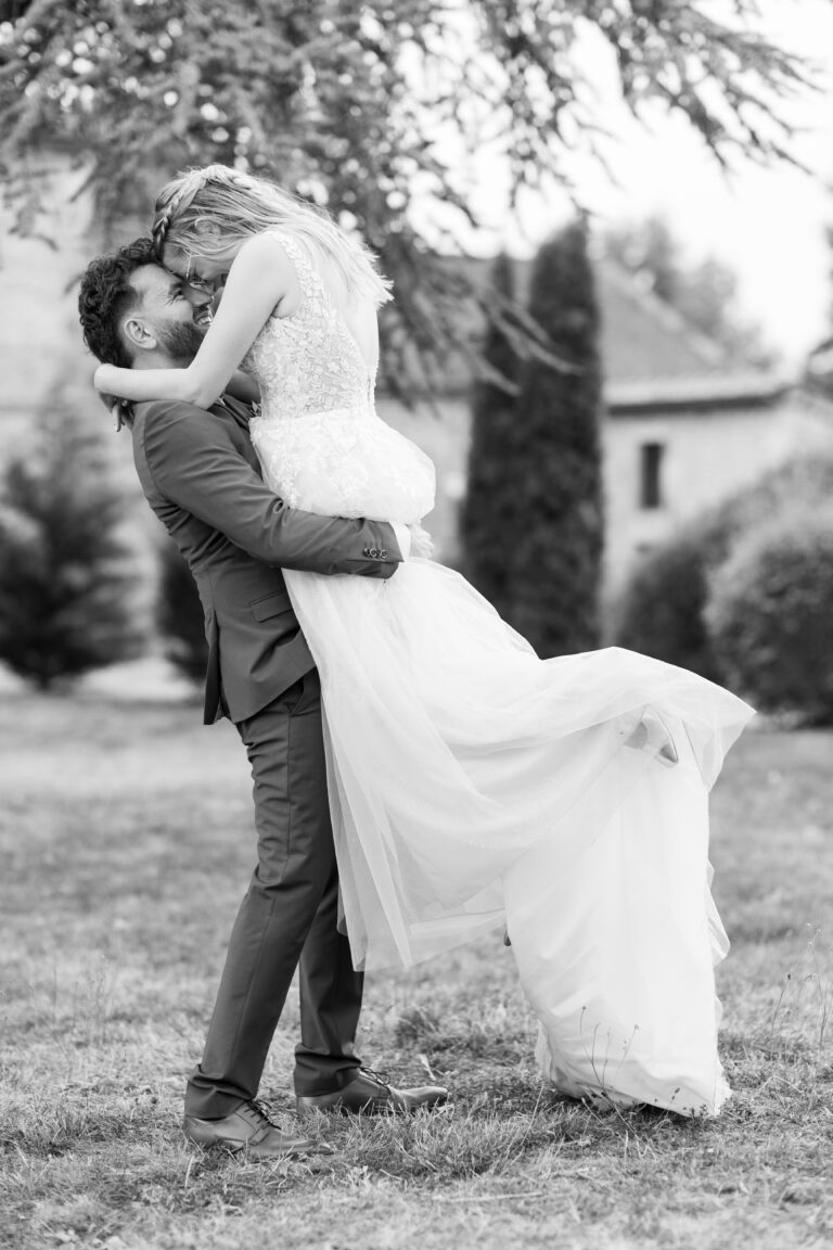 Couple de mariés lors de leur séance photo en Aveyron