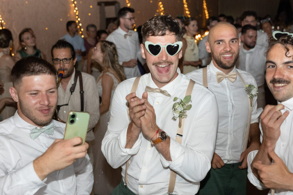 Mariés et invités sur la piste de danse
