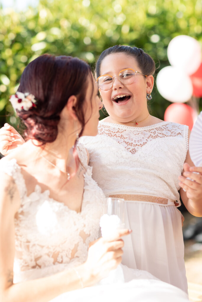 éclat de rire d'un enfant lors d'un mariage en Aveyron