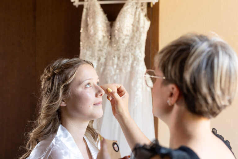 Préparatifs de Marine avant la cérémonie de mariage