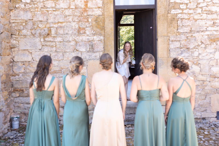 Découverte de Marine en robe de mariée avec son témoin