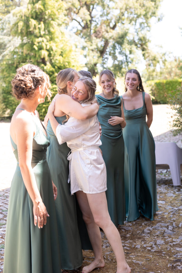 Découverte de Marine en robe de mariée avec son témoin
