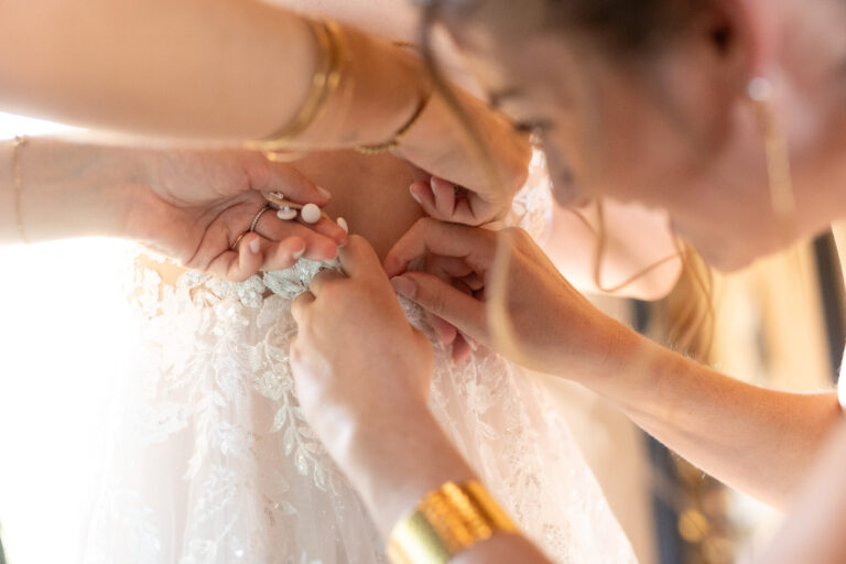 Préparatifs de Marine avant la cérémonie de mariage