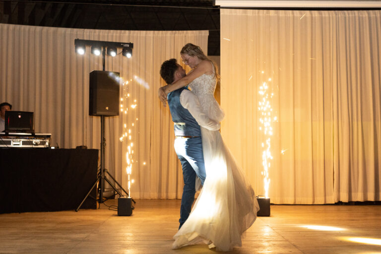Danse des mariés pendant la soirée de mariage