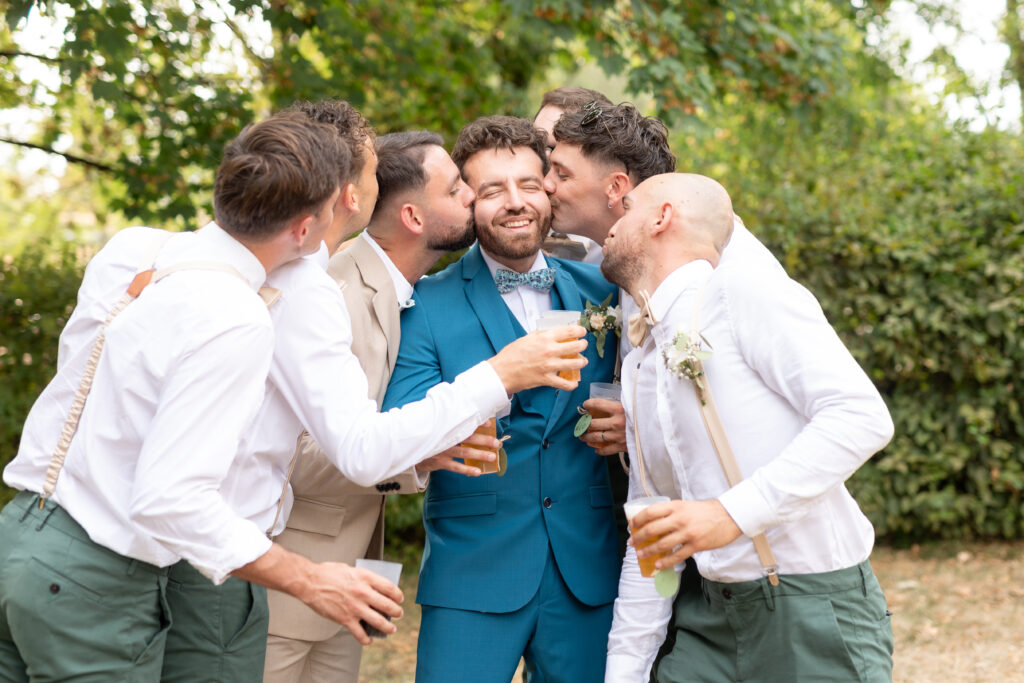 Invités pendant le vin d’honneur du mariage