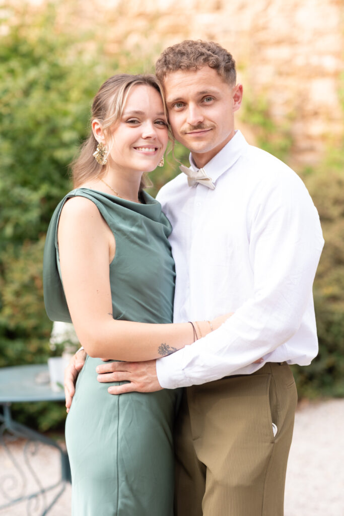 Invités pendant le vin d’honneur du mariage