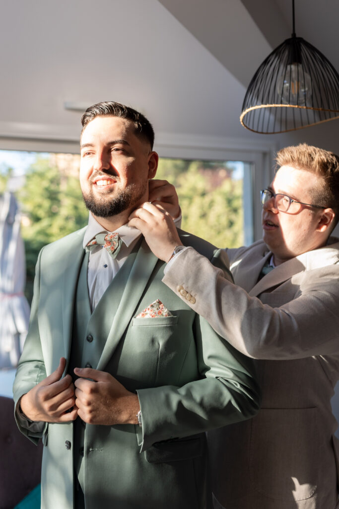 Pierre ajuste sa tenue pendant ses préparatifs de mariage à Flavin