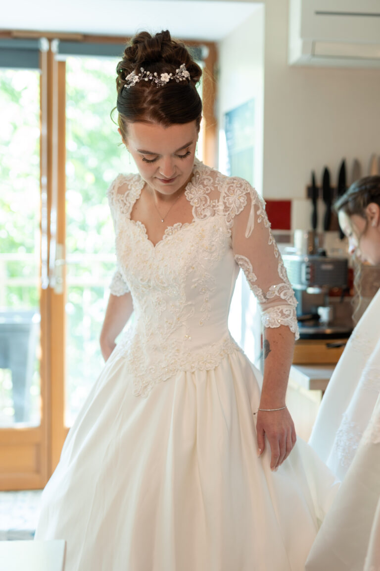 Jeanne en robe de mariée à la fin de ses préparatifs