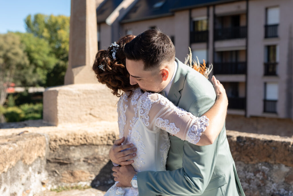 Moment de tendresse entre les mariés lors de leur découverte