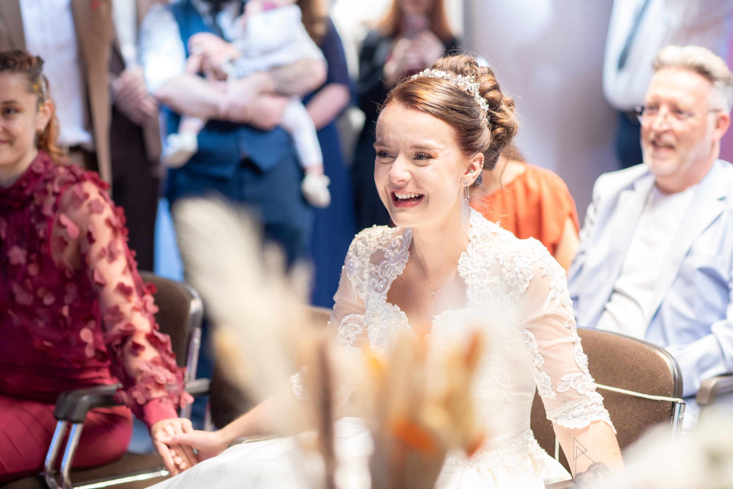 Sourire ému de Jeanne au cours de sa cérémonie de mariage