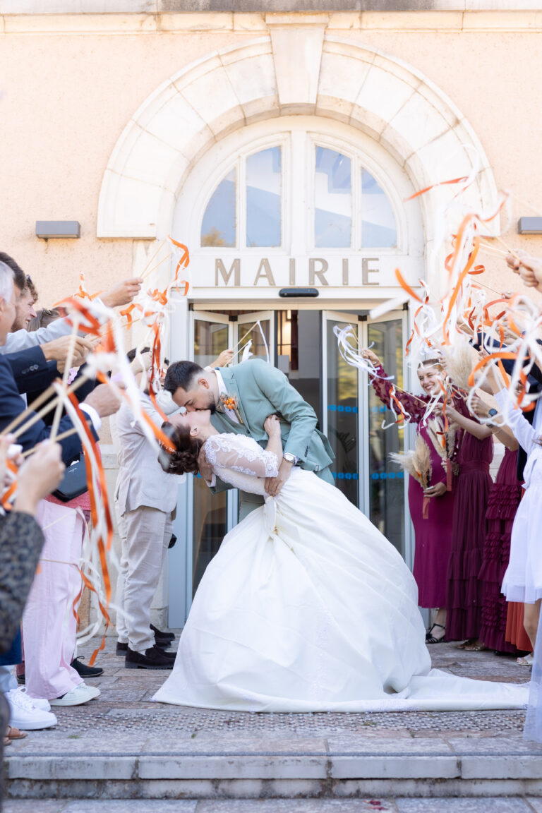Sortie de mariage de Jeanne et Pierre devant la mairie du Monastère