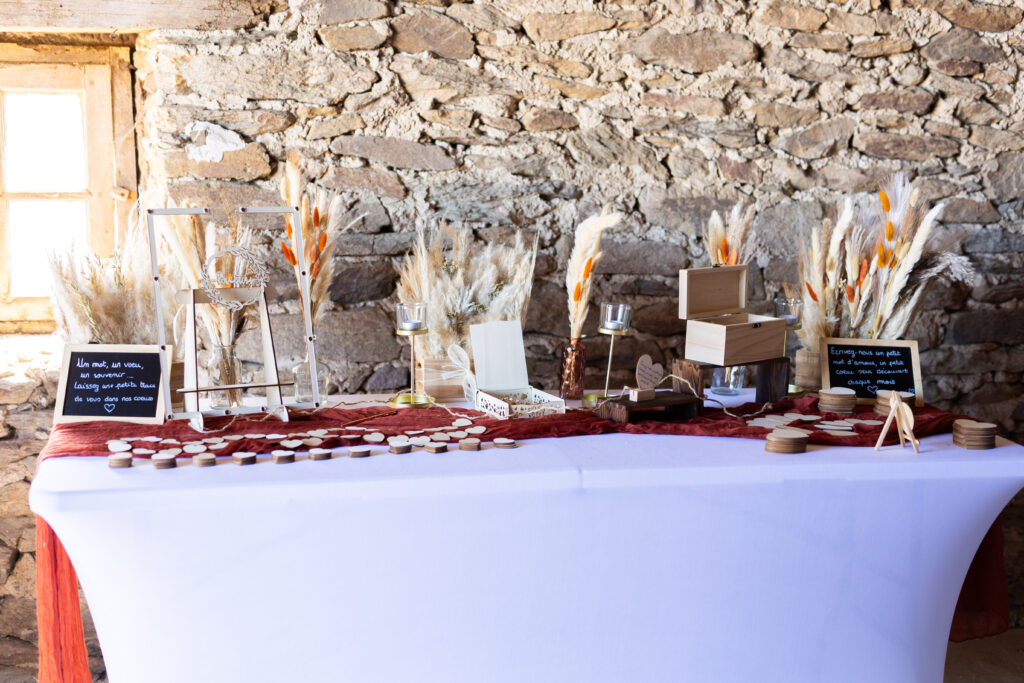Décoration de la réception dans une grange en pierre à Moyrazès