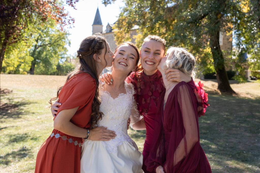 Jeanne entourée de ses proches lors du mariage