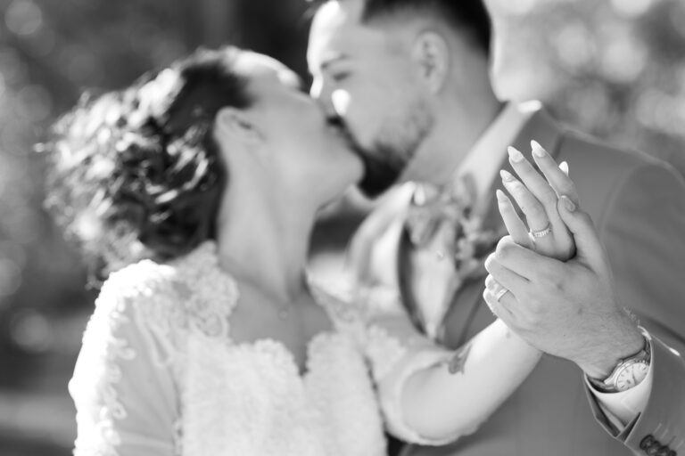 Photographie en noir et blanc d'un instant de complicité entre les mariés