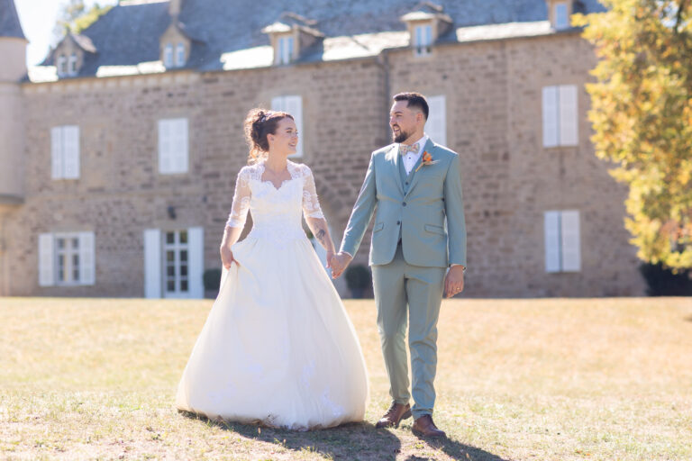 Jeanne et Pierre photographiés près du Château d'Is en Aveyron