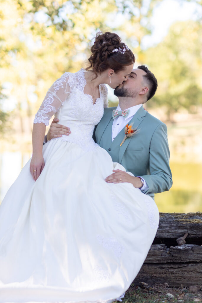 Pierre soulève Jeanne pendant leur séance photo de couple